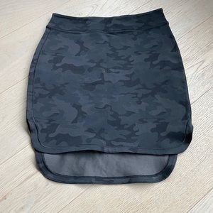 Lululemon black cameo skirt. Size 4. Never worn